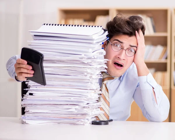 Lustige Buchhalterin, die im Büro arbeitet — Stockfoto