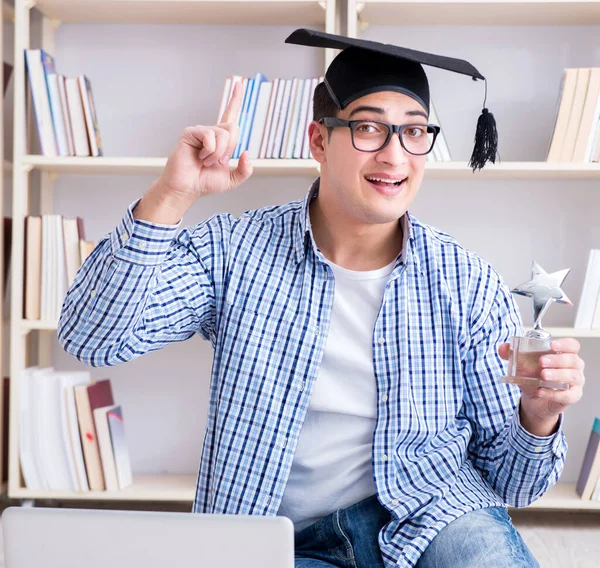 Estudiante joven estudiando con libros —  Fotos de Stock