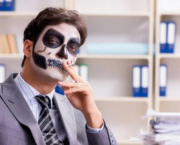 Geschäftsleute mit gruseliger Gesichtsmaske arbeiten im Büro — Stockfoto