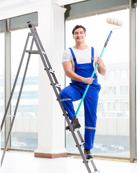 Pintor reparador trabajando en el sitio de construcción —  Fotos de Stock