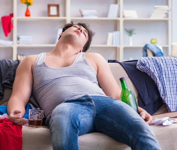 汚い部屋で若い男学生飲酒アルコール — ストック写真