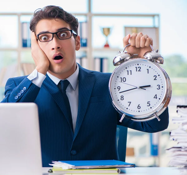 Empresario con reloj gigante que no cumple con los plazos y missi — Foto de Stock