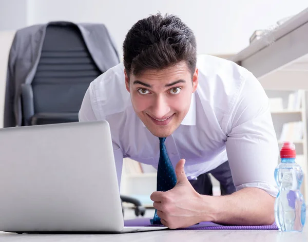 Homme d'affaires faisant du sport à son bureau — Photo