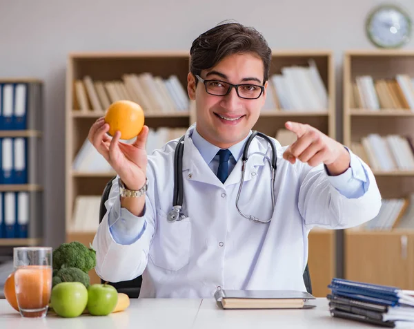 Científico estudiando nutrición en varios alimentos —  Fotos de Stock