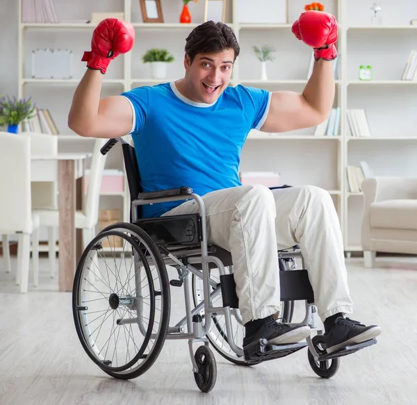 Niepełnosprawny bokser na wózku inwalidzkim wraca do zdrowia po kontuzji — Zdjęcie stockowe