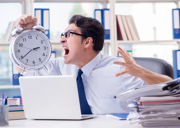 Businessman missing deadline for deliverables in office — Stock Photo, Image