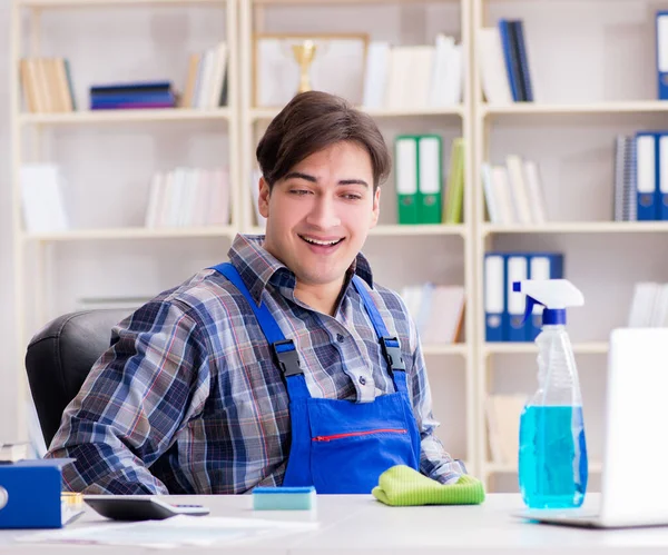 Limpiador masculino trabajando en la oficina — Foto de Stock