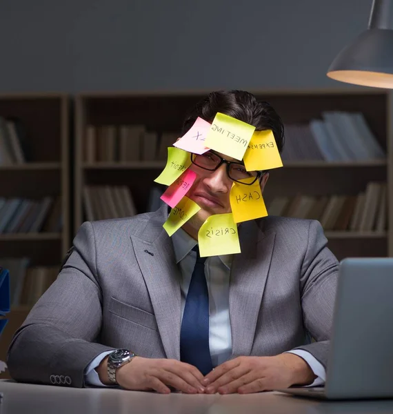 Geschäftsmann bleibt spät dran, um Prioritäten zu setzen — Stockfoto