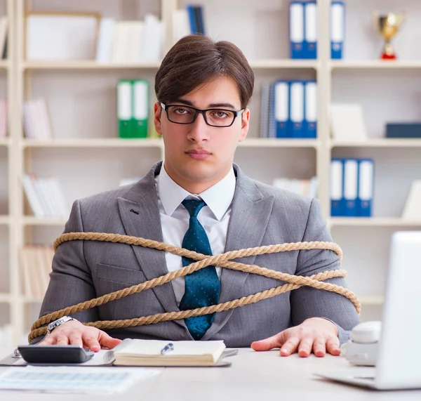 Affärsman bunden med rep på kontoret — Stockfoto