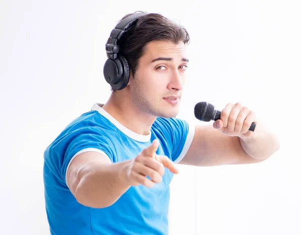 Νεαρός άνδρας στο σπίτι τραγουδώντας καραόκε — Φωτογραφία Αρχείου