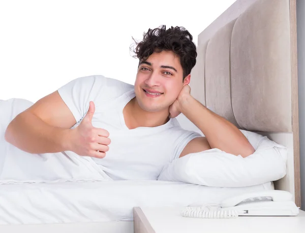 Hombre en la cama sufriendo de insomnio —  Fotos de Stock