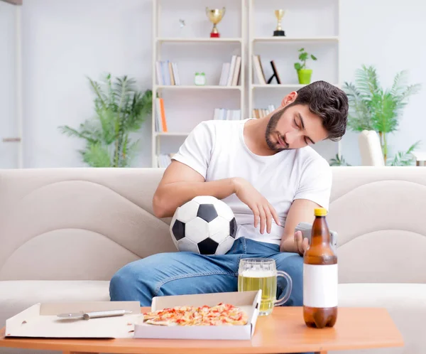Az ember pizzát eszik, otthon eszik, pihentető pihen. — Stock Fotó