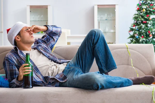 Hombre teniendo resaca después de la fiesta de Navidad —  Fotos de Stock