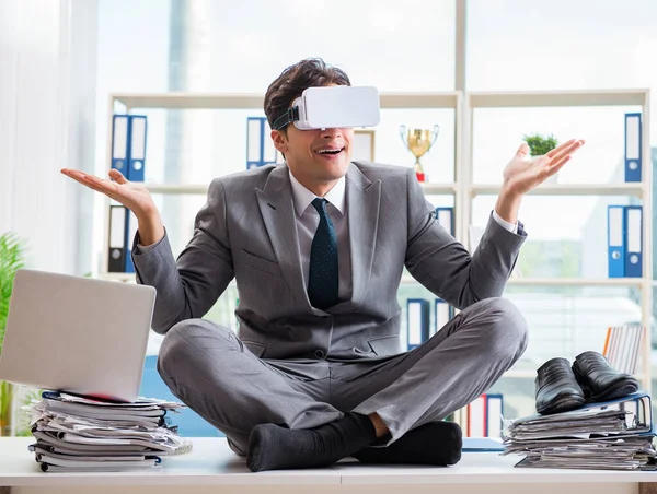 Uomo d'affari con VR occhiali di realtà virtuale in ufficio — Foto Stock