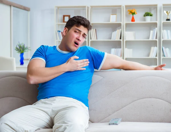 Man zweten overmatig stinkt thuis — Stockfoto