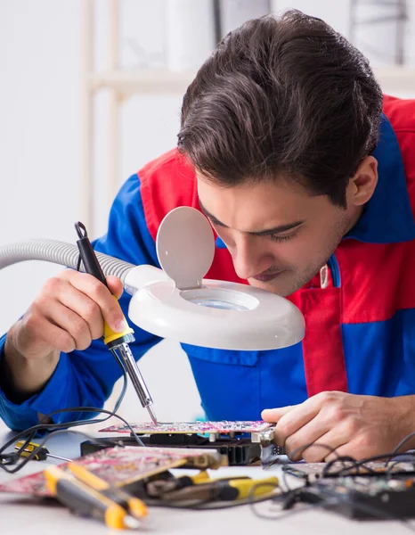 Professionell reparatör reparera dator i verkstad — Stockfoto