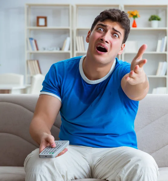 Hombre sudando excesivamente oliendo mal en casa — Foto de Stock