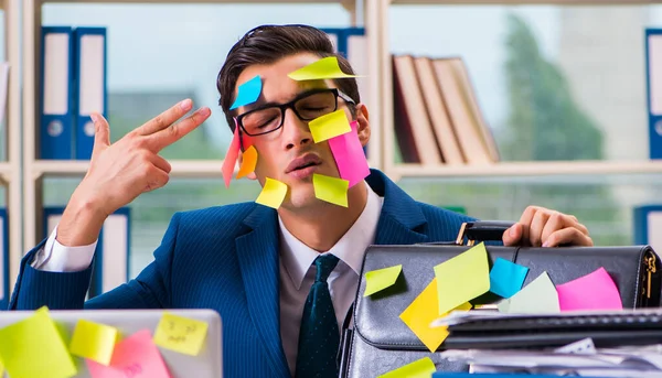 Uomo d'affari con note promemoria nel concetto di multitasking — Foto Stock