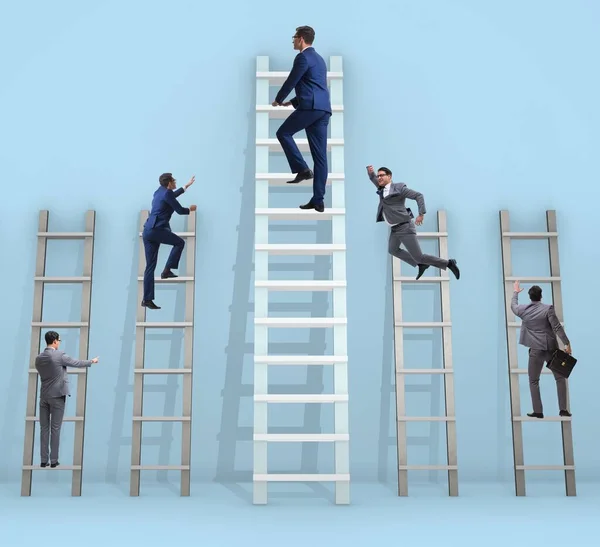 Η εξέλιξη της σταδιοδρομίας έννοια με διάφορες σκάλες — Φωτογραφία Αρχείου