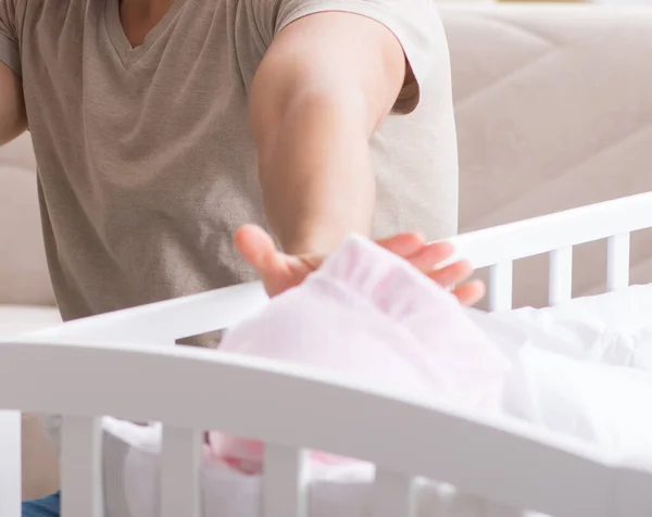 Jonge vader vader gefrustreerd bij huilen baby — Stockfoto