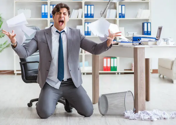 Homem de negócios irritado chocado trabalhando no escritório demitido — Fotografia de Stock