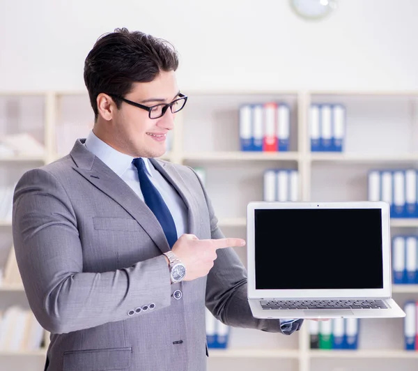 Jeune homme d'affaires travaillant dans le bureau — Photo