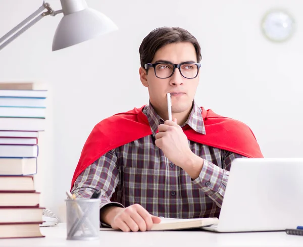 Estudante super-herói com um laptop estudando se preparando para exames — Fotografia de Stock