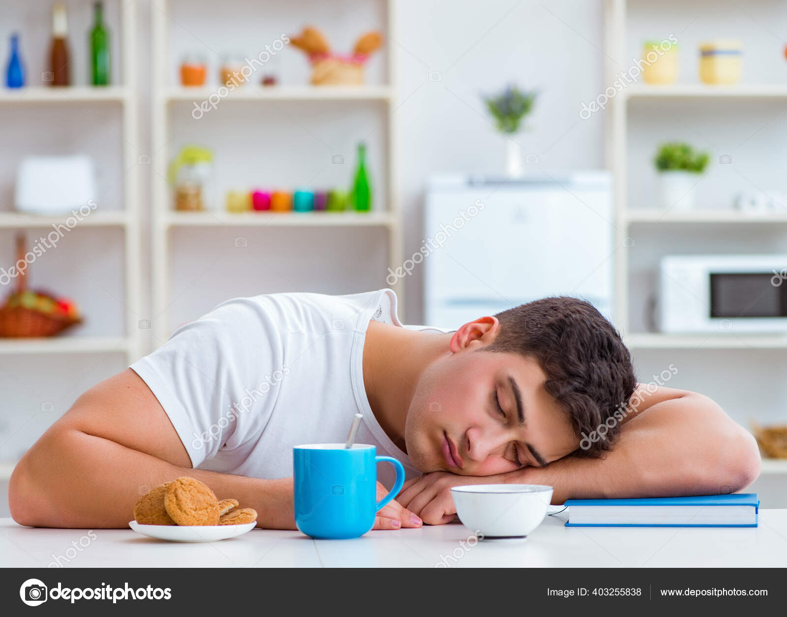 Спать после завтрака. Сон после завтрака. Фото людей спящих за завтраком. Man sleeping after eating.