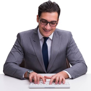 Genç işadamı beyaz sırtında izole edilmiş bir klavyede daktilo kullanıyor.