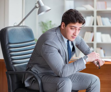 Ofiste çalışan genç bir işadamı.