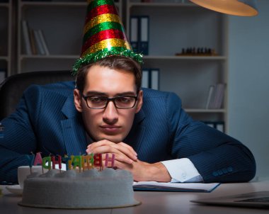 Adam ofiste doğum gününü kutluyor.