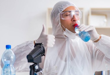 Laboratuvar asistanı su kalitesini test ediyor