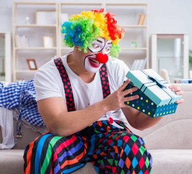 Sarhoş palyaço evde parti veriyor.