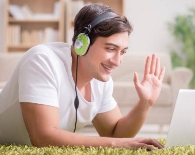 Freelancer evde çalışıyor ve müzik dinliyor.