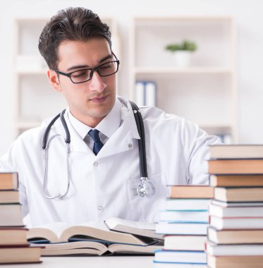 Tıp öğrencisi üniversite sınavlarına hazırlanıyor.