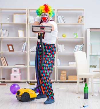 Komik palyaço evde temizlik yapıyor.