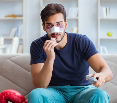 Genç adam spor maçında mağlup oldu.