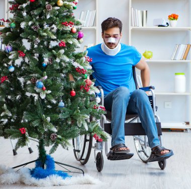 Sakatlanan adam Noel 'i evde kutluyor