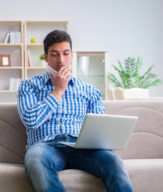 Evden çalışan boyunluk takan serbest çalışan bir adam.