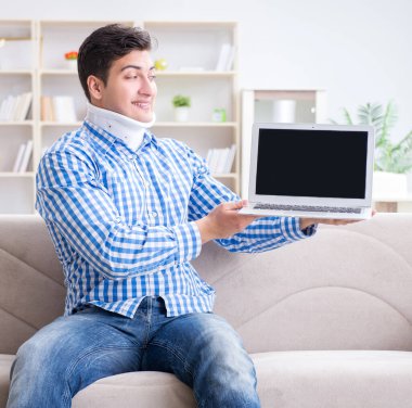 Evden çalışan boyunluk takan serbest çalışan bir adam.