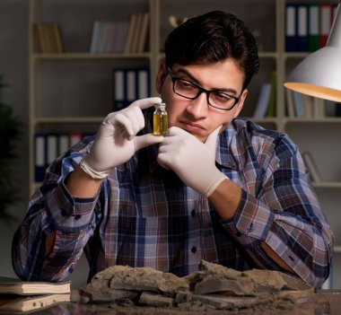 Arkeolog geç saatlere kadar ofiste çalışıyor.