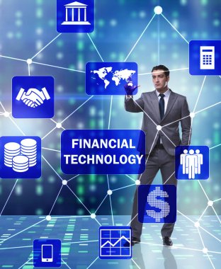 Fintech konseptinde düğmelere basan iş adamı