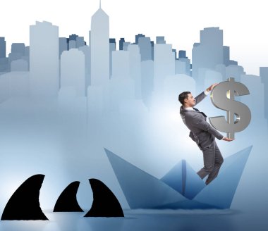 Kağıttan gemiye binen bir iş adamı.