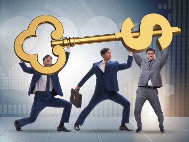 Finans konseptinde dev bir anahtar taşıyan iş adamları