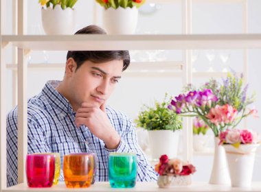 Genç yakışıklı dükkândan alışveriş yapıyor.