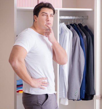 Genç işadamı iş için giyiniyor.