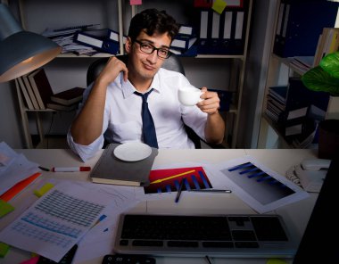 İş adamı ofiste geç saatlere kadar çalışıyor.