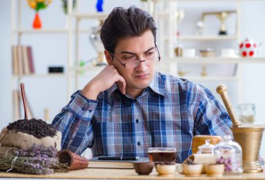 Yeni demler deneyen profesyonel çay uzmanı.