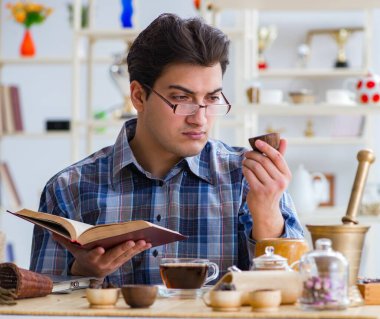 Yeni demler deneyen profesyonel çay uzmanı.