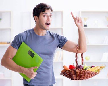 Sağlıklı beslenmenin ve spor yapmanın faydalarını destekleyen bir adam.